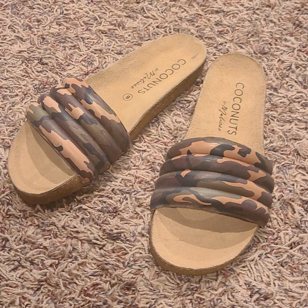 NWOT Coconuts by Matisse Sandals